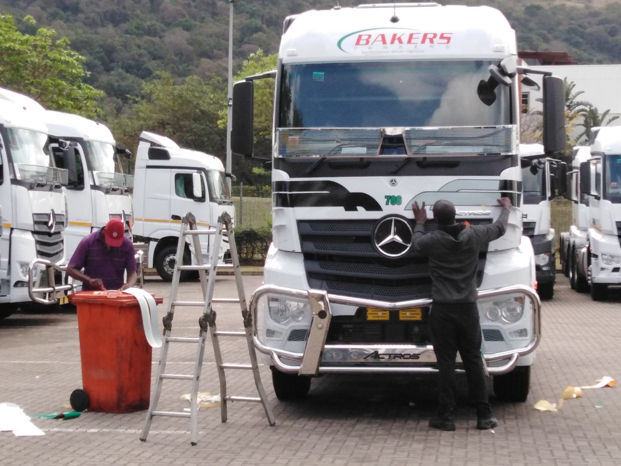 Geometric pattern of frosted glass film installation